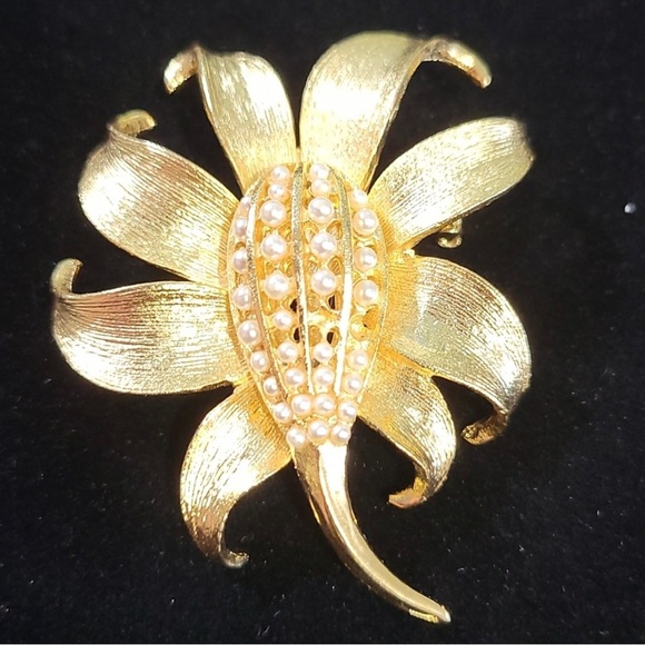 Vintage Coro pearl brooch and earring set - Picture 2 of 4